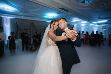 Restorandaki ilk düğün dansçısı damat ve gelin.