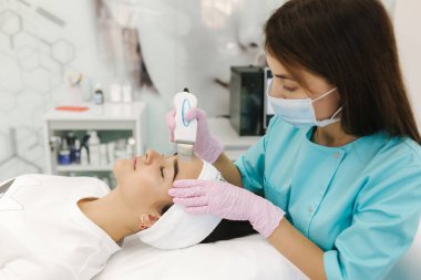 Güzellik salonunda güzellik dersi alan genç bir kadın.