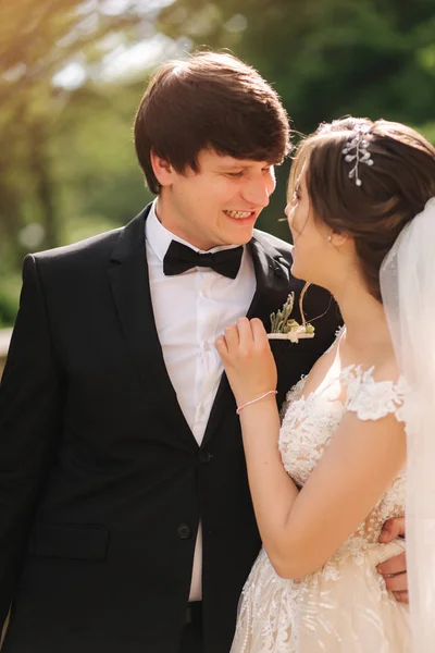 Portret van gelukkige bruidegom en bruid. Mooie bruidspaar — Stockfoto