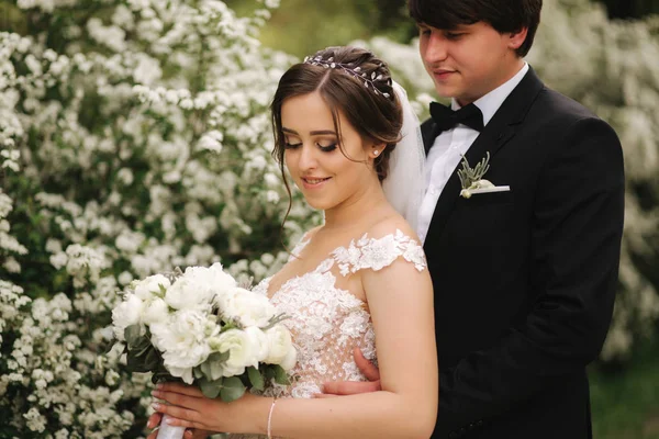 Yakışıklı damat güzel gelinin önünde lekeli — Stok fotoğraf