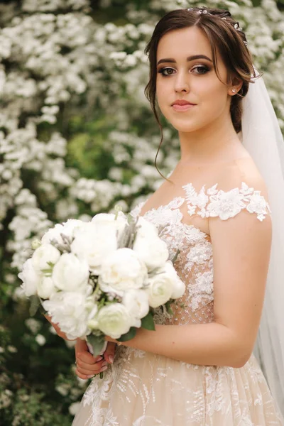 Feche o retrato da noiva maravilhosa. Mulher bonita — Fotografia de Stock