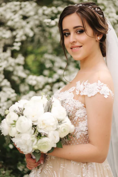 Feche o retrato da noiva maravilhosa. Mulher bonita — Fotografia de Stock