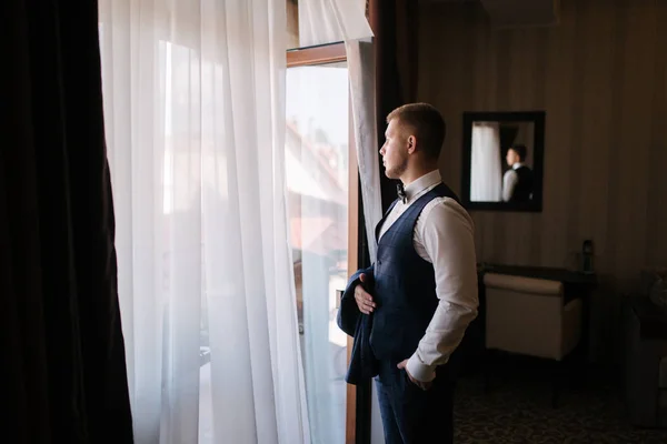 Handsome young groom dressed at hotel. Morning in hotel — Stock Photo, Image