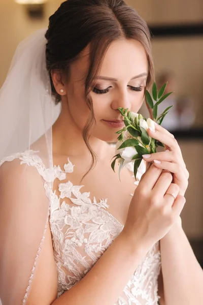 Close up de noiva segurar em mãos boutonniere para o noivo — Fotografia de Stock