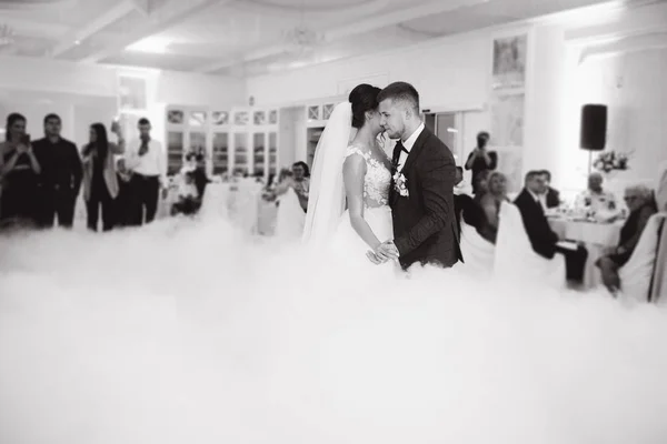 Erster Hochzeitstanz zwischen Bräutigam und Braut im Restaurant — Stockfoto