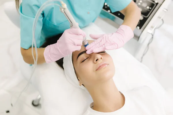 Cosmetóloga profesional femenina haciendo procedimiento hidrafacial en clínica de Cosmetología. El médico usa una aspiradora hidra. Rejuvenecimiento e hidratación. Cosmetología — Foto de Stock