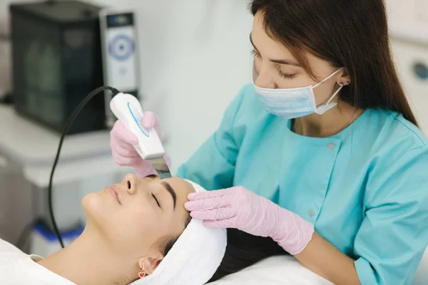 Young woman taking beauty procedure in spa salon — Stock Photo, Image