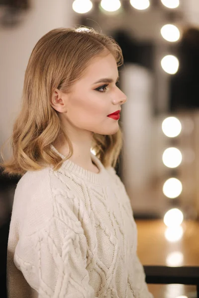 Atrakcyjna młoda dama w studiu piękności po makijażu. Piękna kobieta z czerwoną szminką — Zdjęcie stockowe