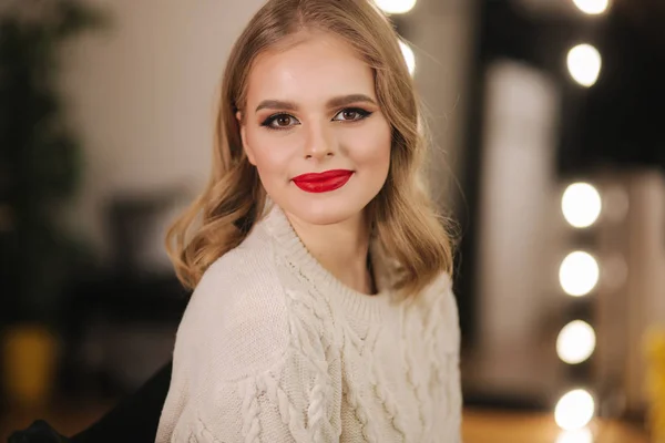 Atrakcyjna młoda dama w studiu piękności po makijażu. Piękna kobieta z czerwoną szminką — Zdjęcie stockowe