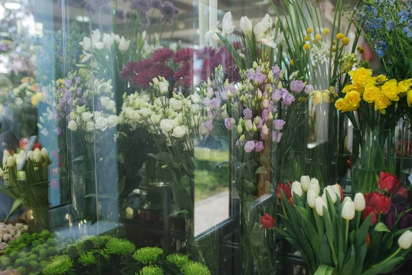 Διαφορετικές ποικιλίες φρέσκα ανοιξιάτικα λουλούδια στο ψυγείο δωμάτιο για τα λουλούδια. Όμορφα λουλούδια σε κρύο δωμάτιο με κλιματισμό. Μπουκέτα στο ράφι, ανθοπωλείο επιχείρηση στο ψυγείο για τα λουλούδια. Τουλινπ — Φωτογραφία Αρχείου