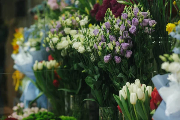 Diferite soiuri flori proaspete de primăvară în camera frigiderului pentru flori. Flori frumoase în cameră rece cu aer condiționat. Buchete pe raft, florar de afaceri în frigider pentru flori. Tulinp — Fotografie, imagine de stoc