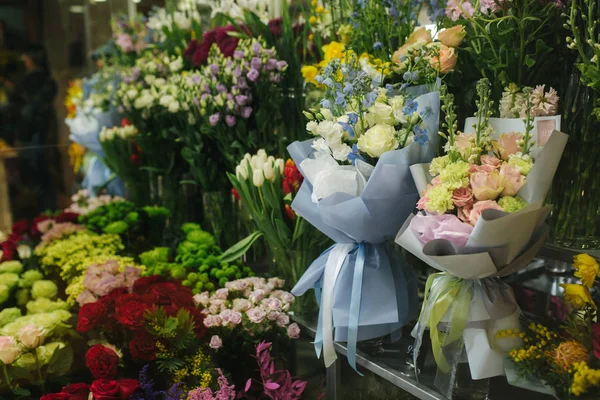 Diferentes variedades de flores frescas de primavera en el refrigerador habitación para flores. Hermosas flores en habitación fría con aire acondicionado. Ramos en estante, floristería en refrigerador para flores. Tulinp. —  Fotos de Stock