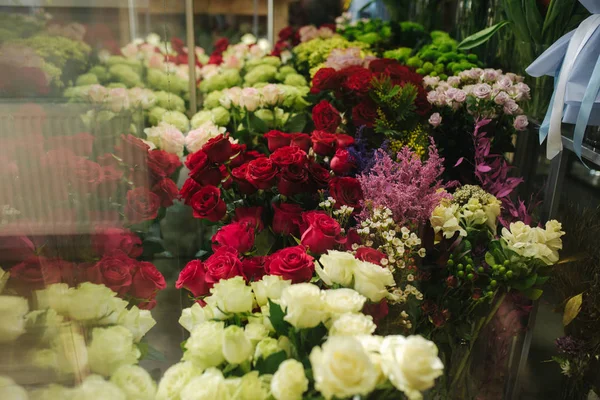 Diferentes variedades de flores frescas de primavera en el refrigerador habitación para flores. Hermosas flores en habitación fría con aire acondicionado. Ramos en estante, floristería en refrigerador para flores. Tulinp. —  Fotos de Stock