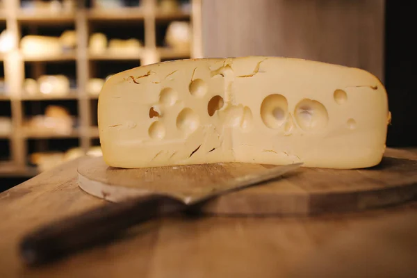 Fromage maasdam om planche en bois avec couteau pour fromage — Photo