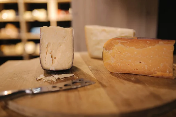 Różne rodzaje dojrzewania sera na desce drewnianej — Zdjęcie stockowe