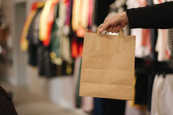 Χέρι με τσάντα χειροτεχνίας σε κατάστημα ρούχων. Ανδρική τσάντα hilding με την αγορά — Φωτογραφία Αρχείου