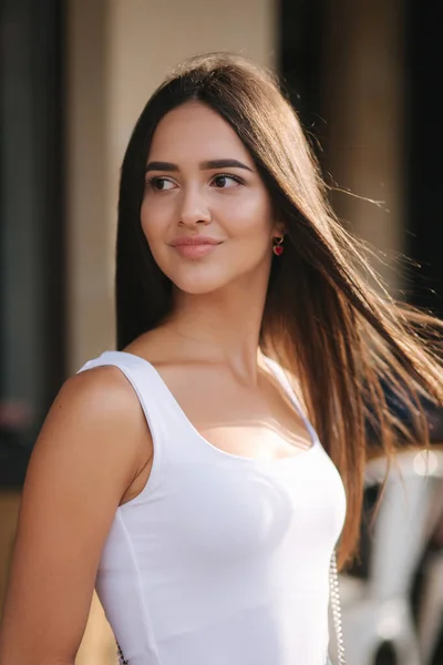 Portrait of beautiful brunette outside. Attractive young woman — Stock Photo, Image