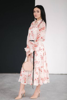 Genç esmer model. Stüdyoda bahar kıyafetlerini gösteriyor.