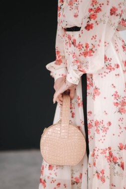 Genç esmer model. Stüdyoda bahar kıyafetlerini gösteriyor.