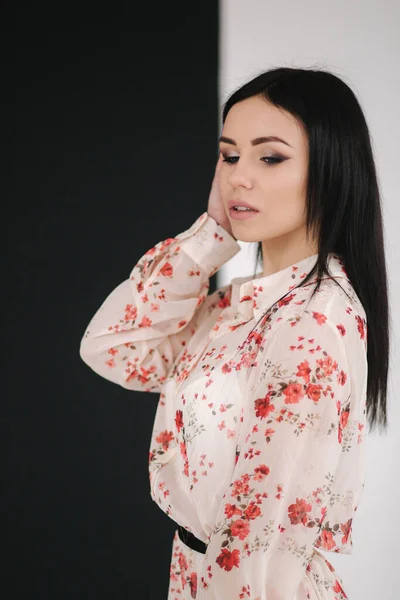 Jong brunette model demonsteren lente kleding in studio — Stockfoto