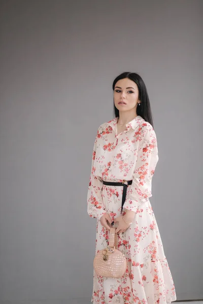 Ung brunett modell demoniserar vårkläder i studio — Stockfoto