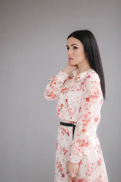 Jong brunette model demonsteren lente kleding in studio — Stockfoto