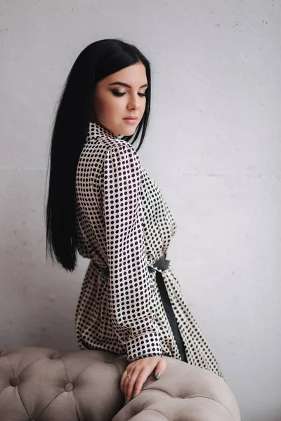 Atractiva joven modelo demostrando ropa. Colecciones de primavera en mujer morena elegante. Hermoso vestido de primavera gris — Foto de Stock