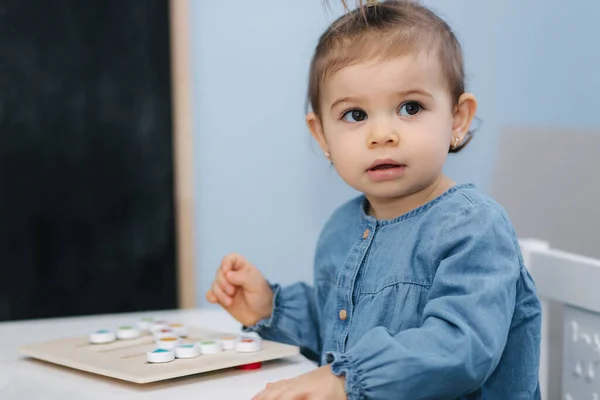 Bebé en el jardín de infantes. Niña con camisa vaquera azul. Lindo bebé en el vivero — Foto de Stock