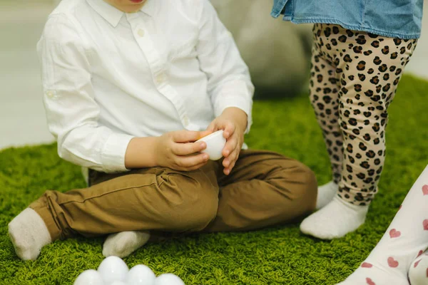 Kinder spielen im Kindergarten mit Spielzeug-Eiern. Kinderzimmer. Junge und Mädchen — Stockfoto