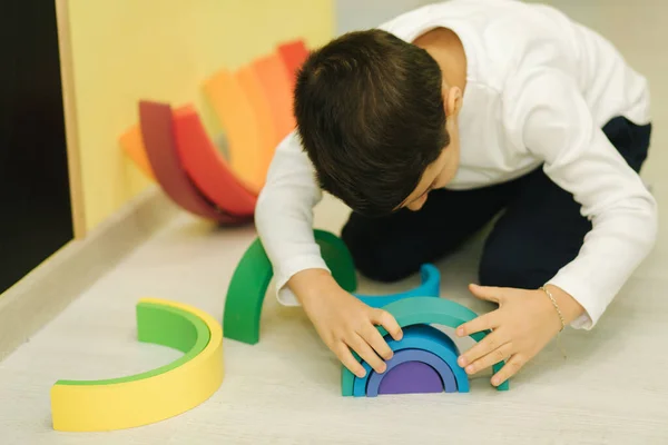 Los niños juegan en diferentes juegos intelectuales en el aula preescolar — Foto de Stock