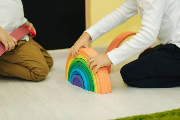 Los niños juegan en diferentes juegos intelectuales en el aula preescolar — Foto de Stock