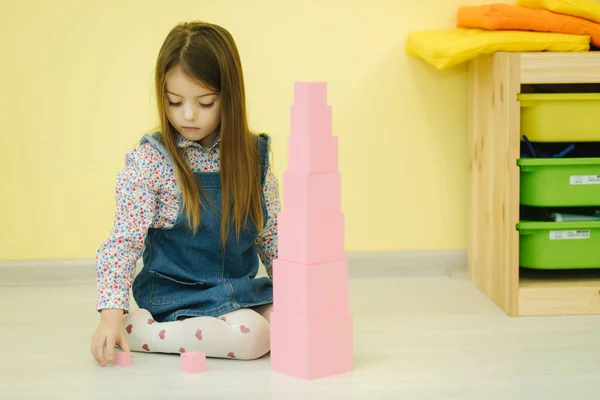 Умная девочка построила башню в детском саду — стоковое фото