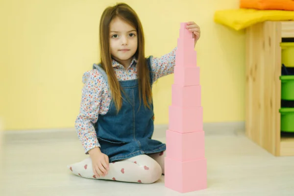 Cleveres kleines Mädchen baut Turm in Vorschulakademie für Kinder — Stockfoto