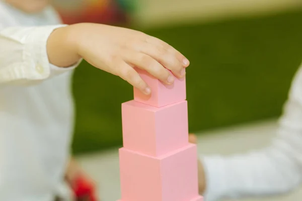 Умная девочка построила башню в детском саду — стоковое фото