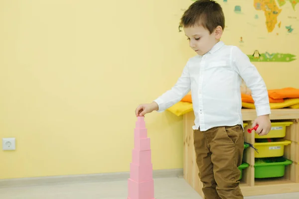 Los niños juegan en diferentes juegos intelectuales en el aula preescolar — Foto de Stock