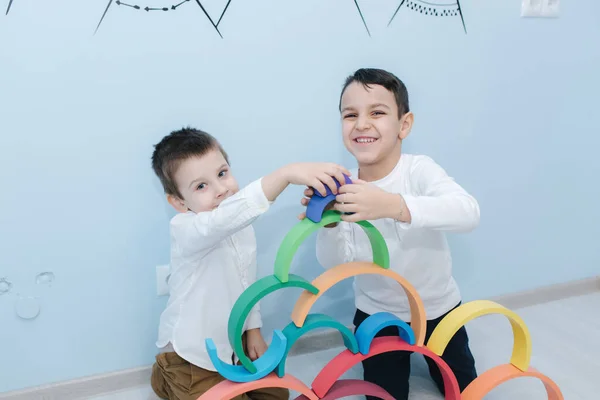 Los niños juegan en diferentes juegos intelectuales en el aula preescolar — Foto de Stock