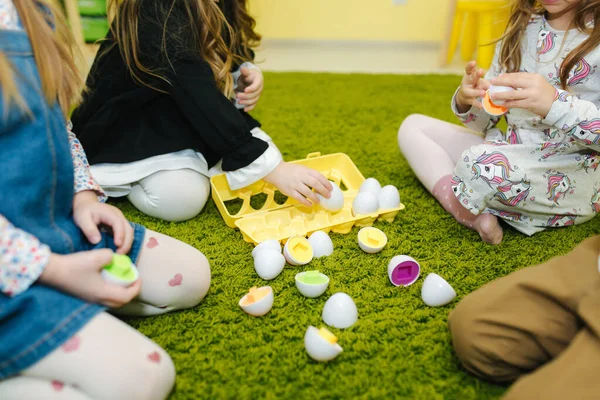 Дети играют с игрушечными яйцами в детском саду. Детская. Мальчик и девочки — стоковое фото