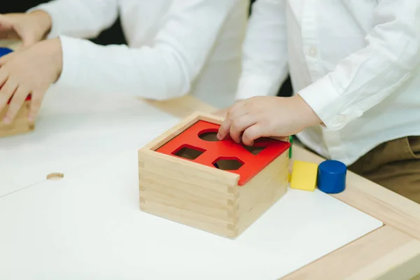 Niño jugar con diferentes figuras en el jardín de infantes. Los chicos juegan juntos en la guardería — Foto de Stock
