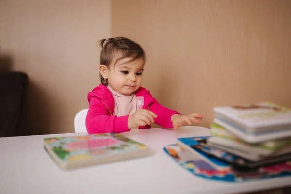 Linda niña leyó el libro. Niño feliz en casa — Foto de Stock