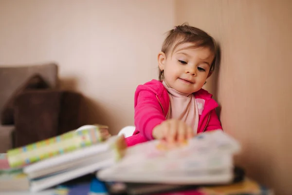 可爱的女婴看书。快乐的孩子在家里 — 图库照片