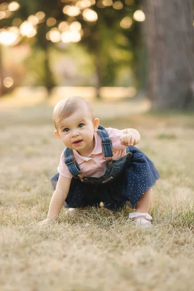 Otto mesi bambino prima volta in piedi. Adorabile bambina ha fatto un primo passo nella sua vita. Momento fantattico. Parco estivo — Foto Stock