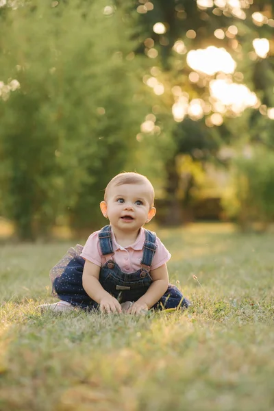 Bebé en la hierba en agosto. Adorable niña fuera — Foto de Stock