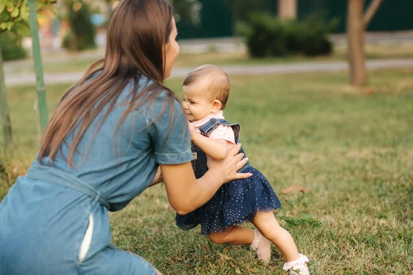 Anya a parkban játszik a kislányával. Boldog pillanat. Aranyos baba gyönyörű anya — Stock Fotó