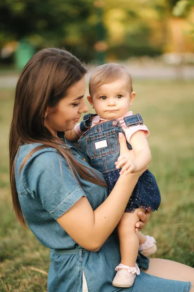 Mamma leker med lilla dottern i parken. Lyckliga ögonblick. Söt baby med vacker mamma — Stockfoto