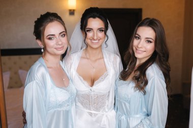 Çekici gelinin portresi ve mavi gecelikli güzel nedimeler.