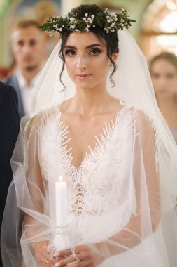 Düğün gününde kilisede büyüleyici bir gelin.