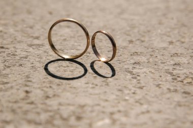 Alyansları kapatın ve taş masanın etrafında dönün.