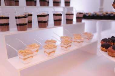 Düğünde çikolata. Tatlılar ve ayrıntılar merdiven boşluğunda