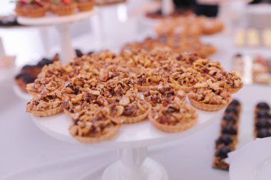 Düğünde çikolata. Tatlılar ve ayrıntılar merdiven boşluğunda