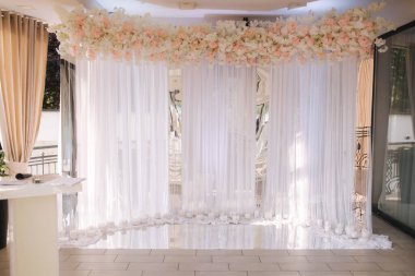 Düğünde farklı bir dekor. Çiçekler, tabureler, halkalar şampanya.